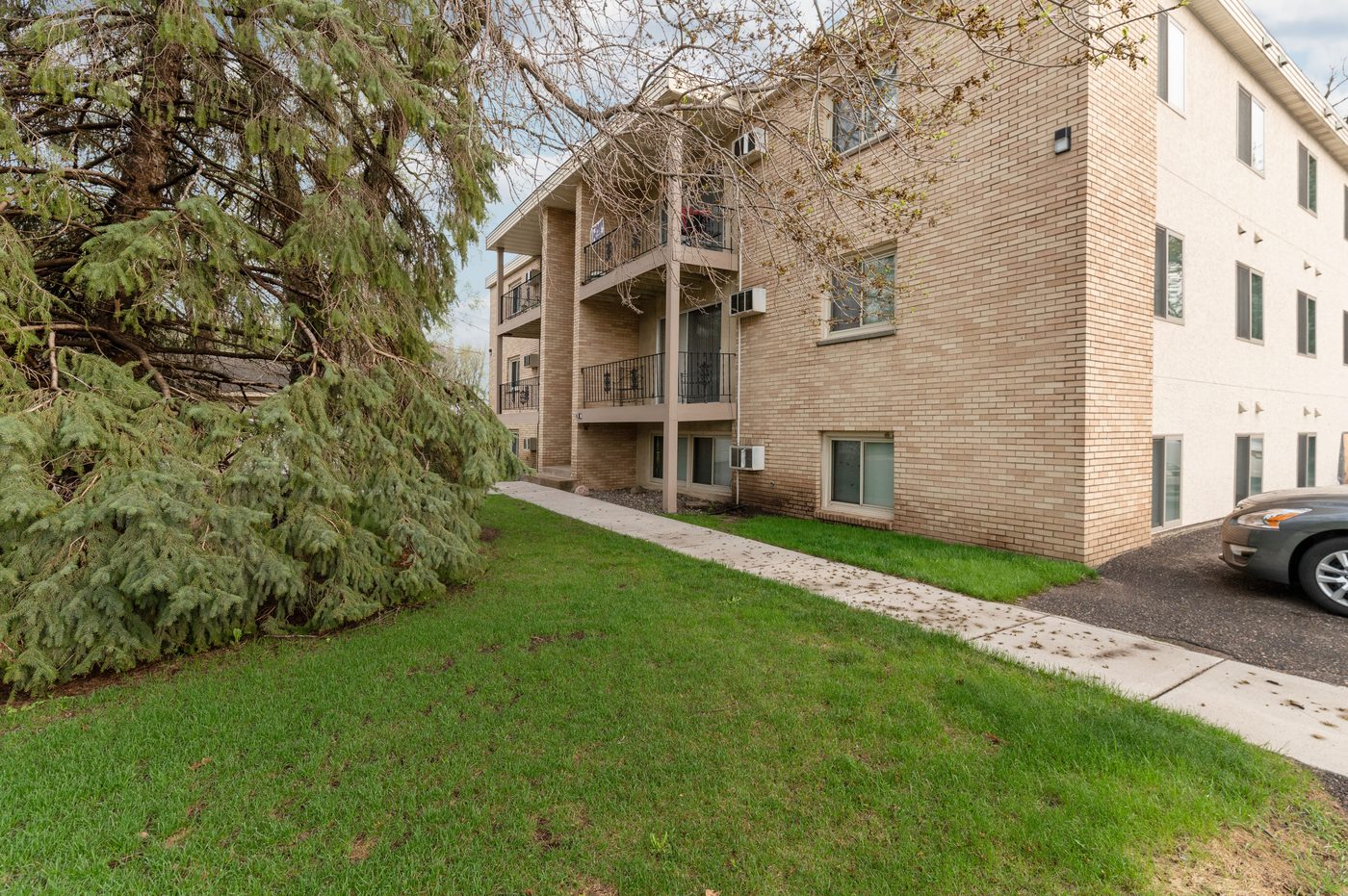 River Elm Apartments exterior photo 2