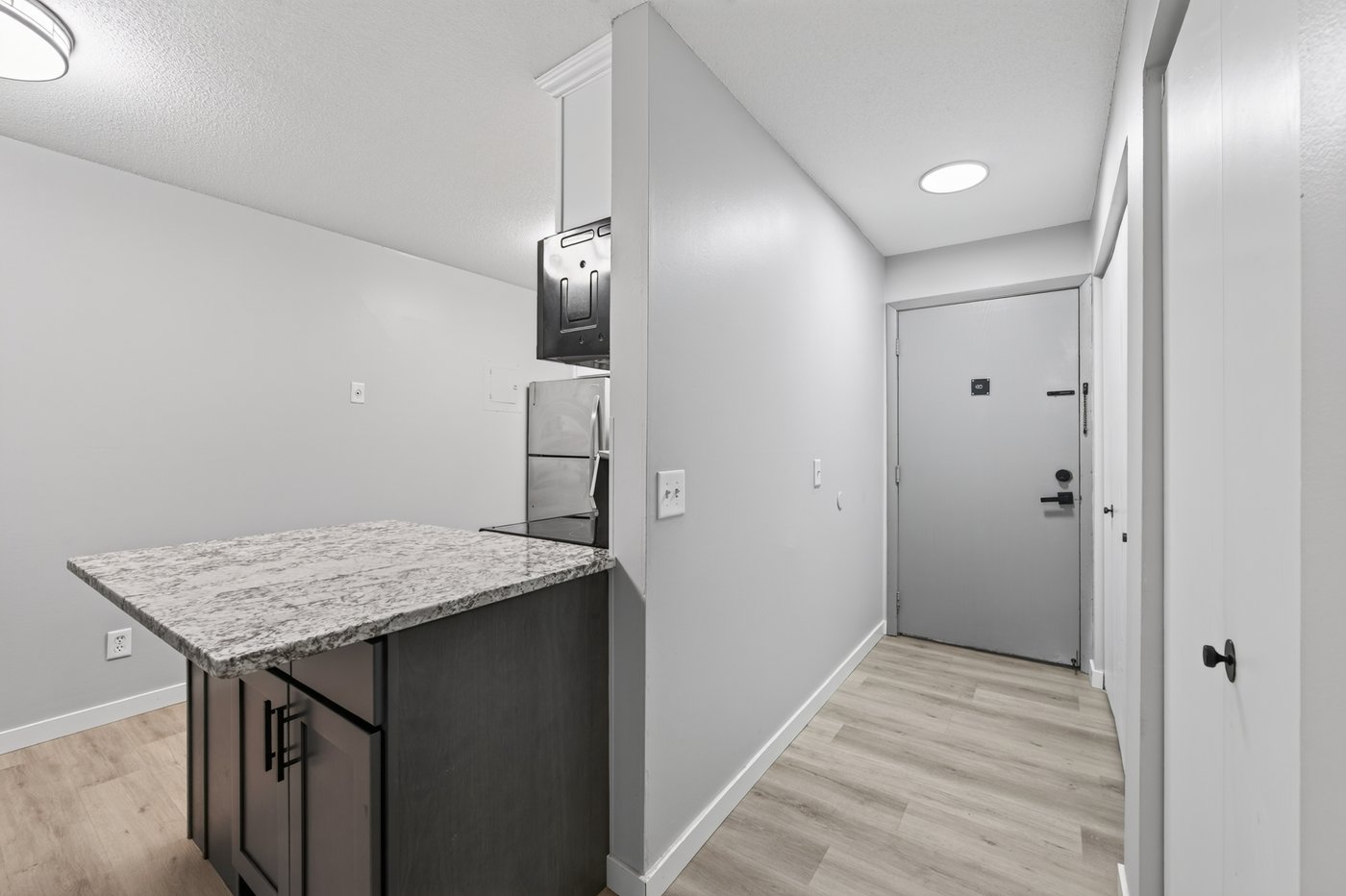 SkyHill Apartments kitchen photo 2
