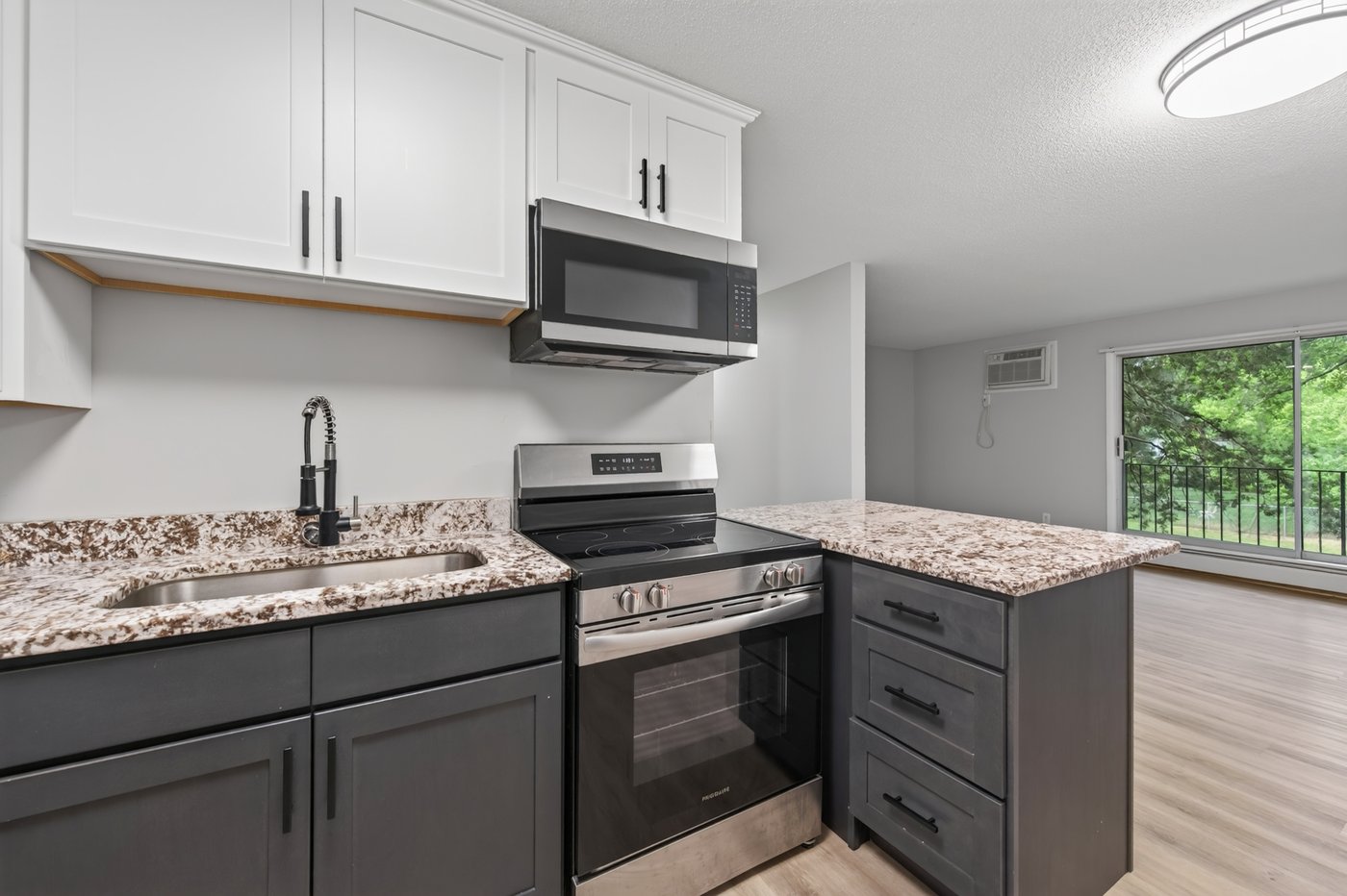 SkyHill Apartments kitchen photo 3