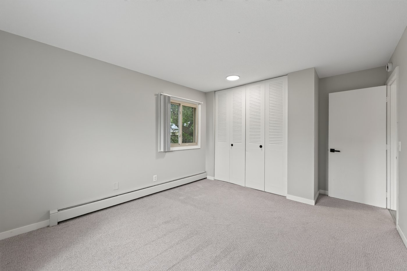 SkyHill Apartments bedroom photo 3