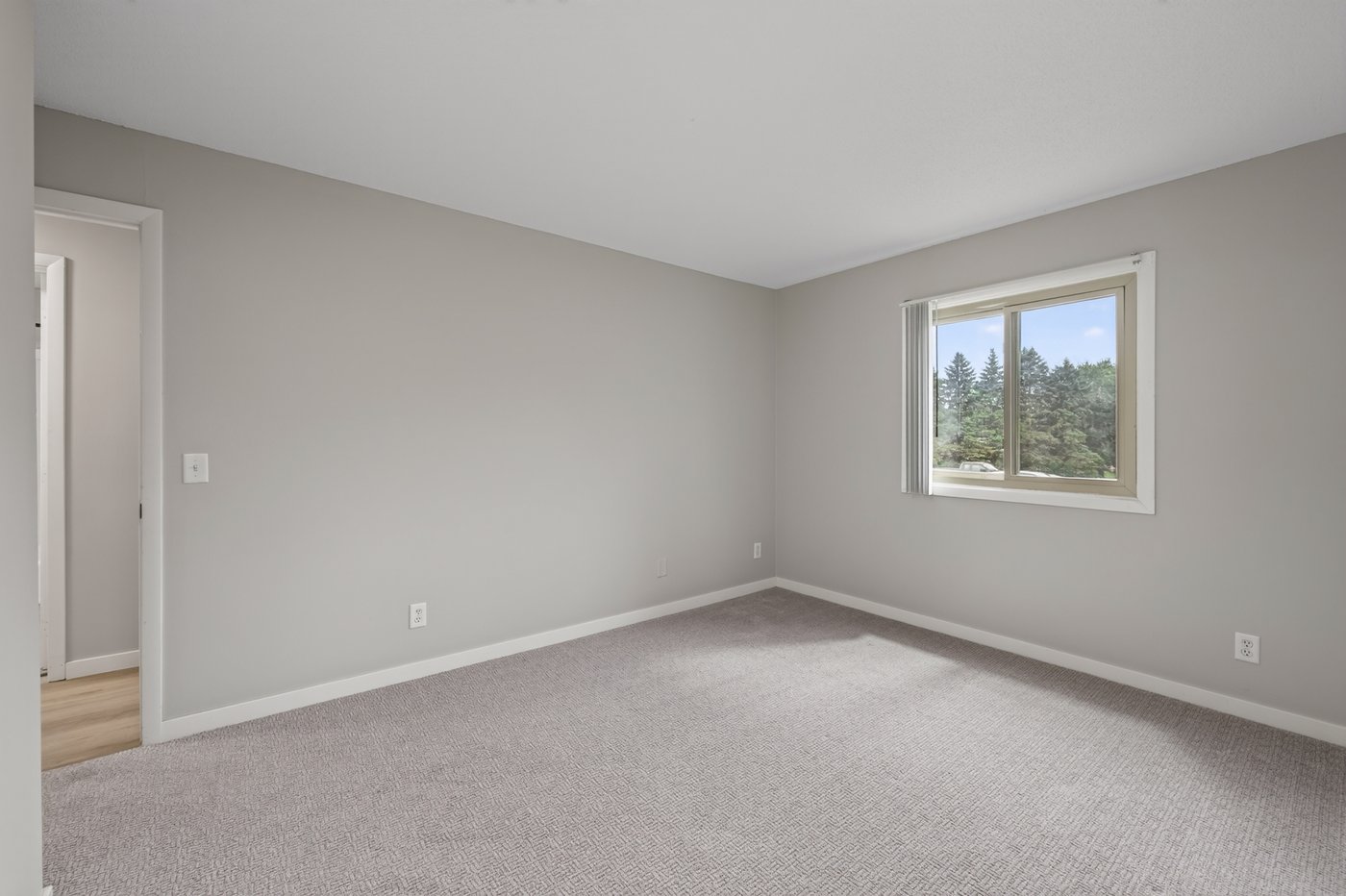 SkyHill Apartments bedroom photo 4