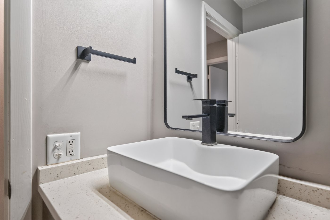 SkyHill Apartments bathroom photo 2